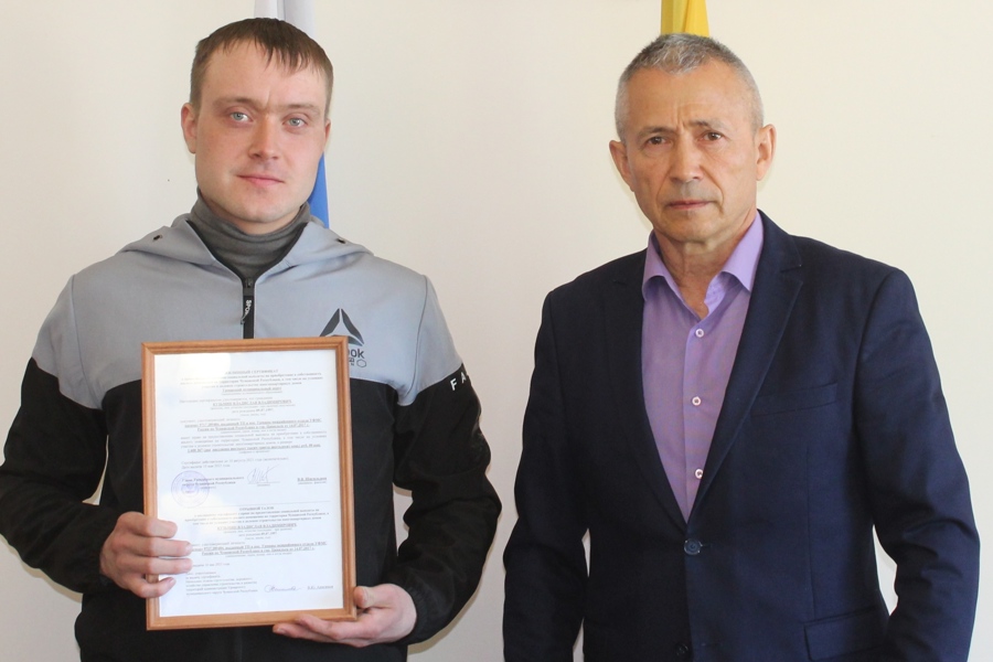 В администрации Урмарского муниципального округа вручили сертификат на социальную выплату для приобретения жилья