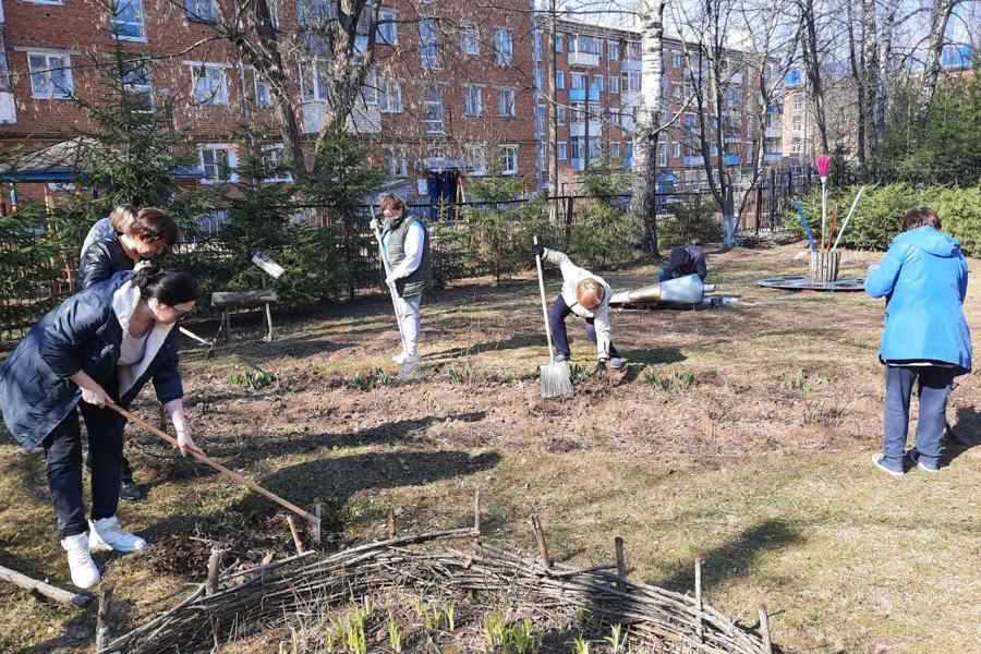 Учреждения культуры Чебоксар продолжают экологические акции по уборке территорий