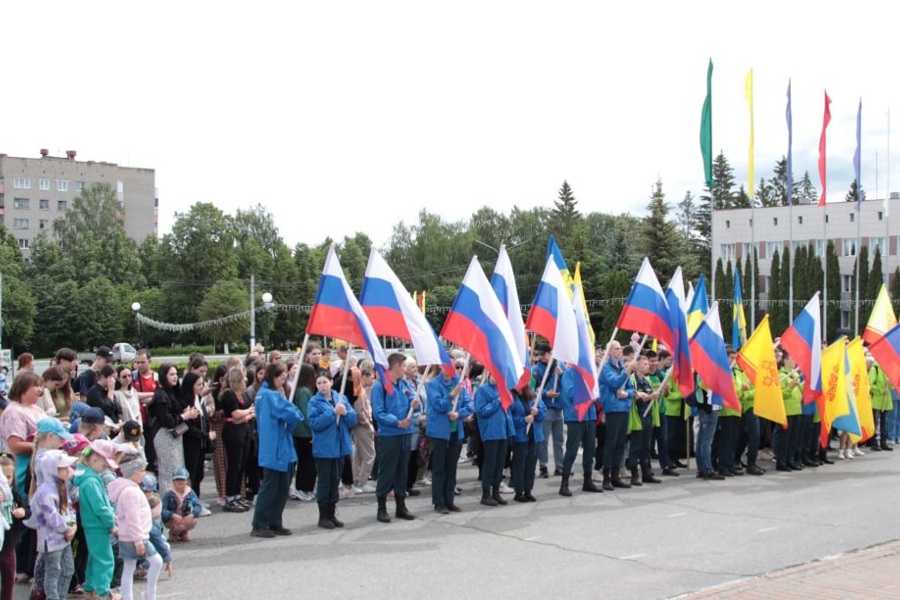 Глава города Новочебоксарска Максим Семенов поздравляет с Днём России