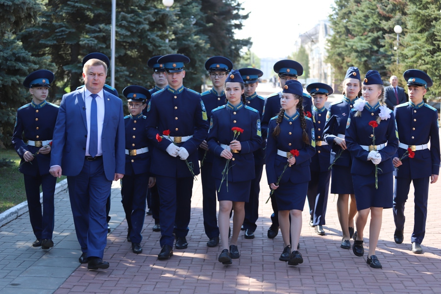 Вице-премьер Правительства Чувашии Владимир Степанов провел экскурсию для молодежи в рамках просветительской акции «Прогулка со Знанием»