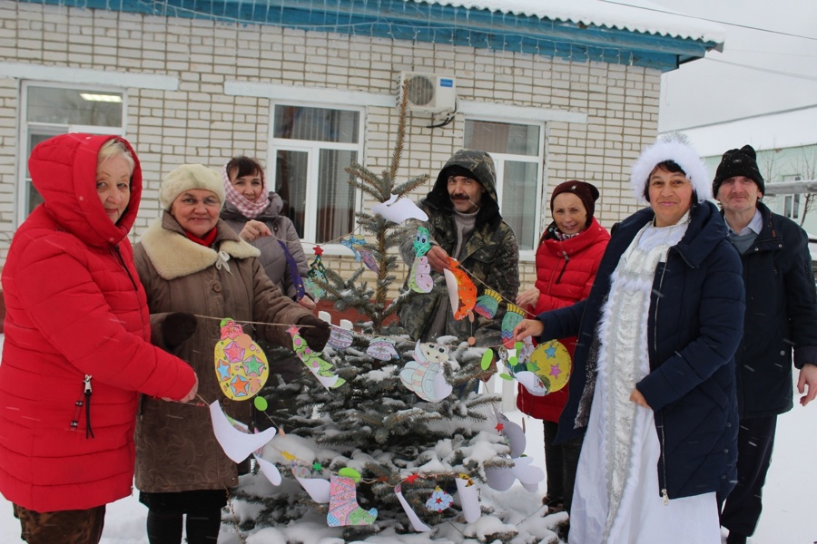 Подопечные Атратского дом-интерната создают предновогоднее настроение