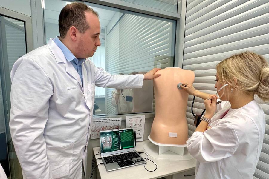 Ординаторы Института усовершенствования врачей отрабатывают практические навыки на современном симуляционном оборудовании