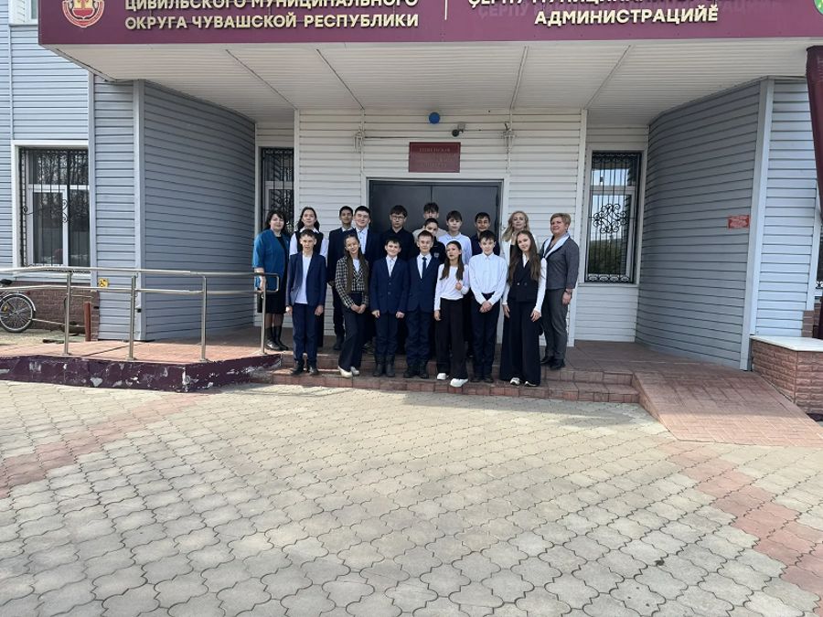 Школьники провели экскурсию в администрации округа