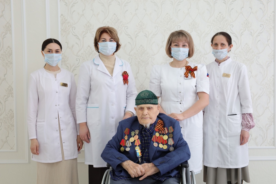 Ветеранов Великой Отечественной войны Батыревского округа обследовали врачи проекта «Прояви заботу – научи уходу»