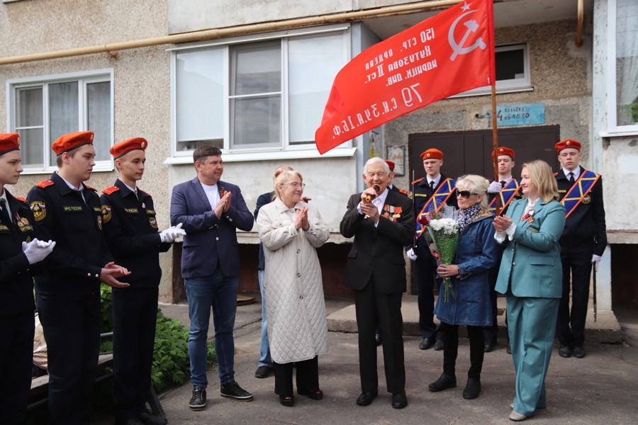 Стартовала городская акция «Парад у дома ветерана»