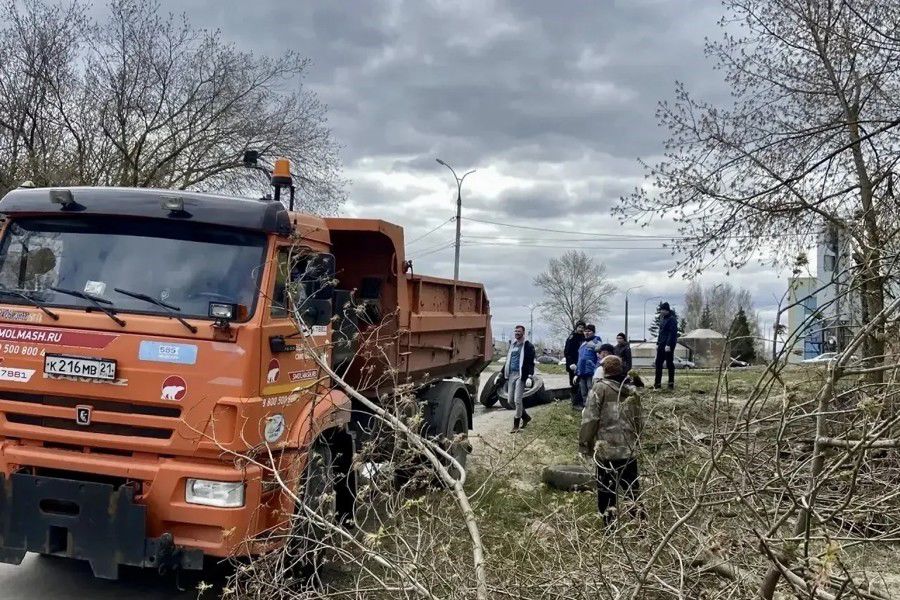 Субботник в микрорайоне Соляное: жители вносят вклад в благоустройство района