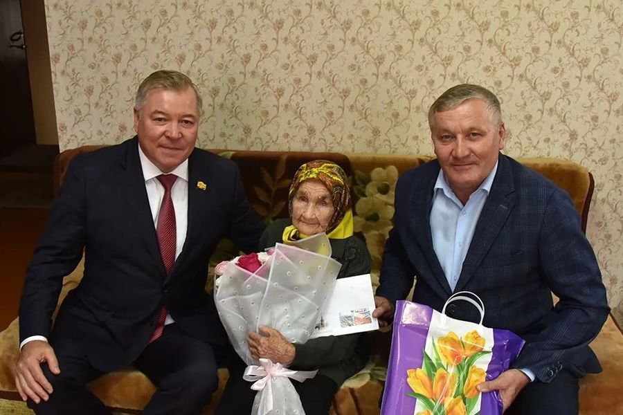 В Ибресинском муниципальном округе поздравили труженицу тыла со 100-летним юбилеем