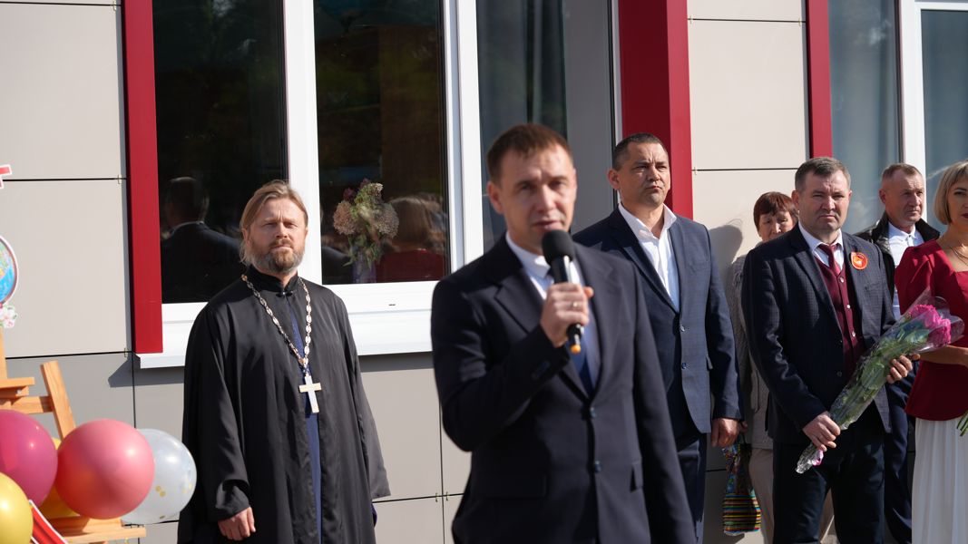 Более тысячи школьников приступили к учебе в Красноармейском округе: Павел Семенов поздравил учащихся Траковской школы с Днем знаний