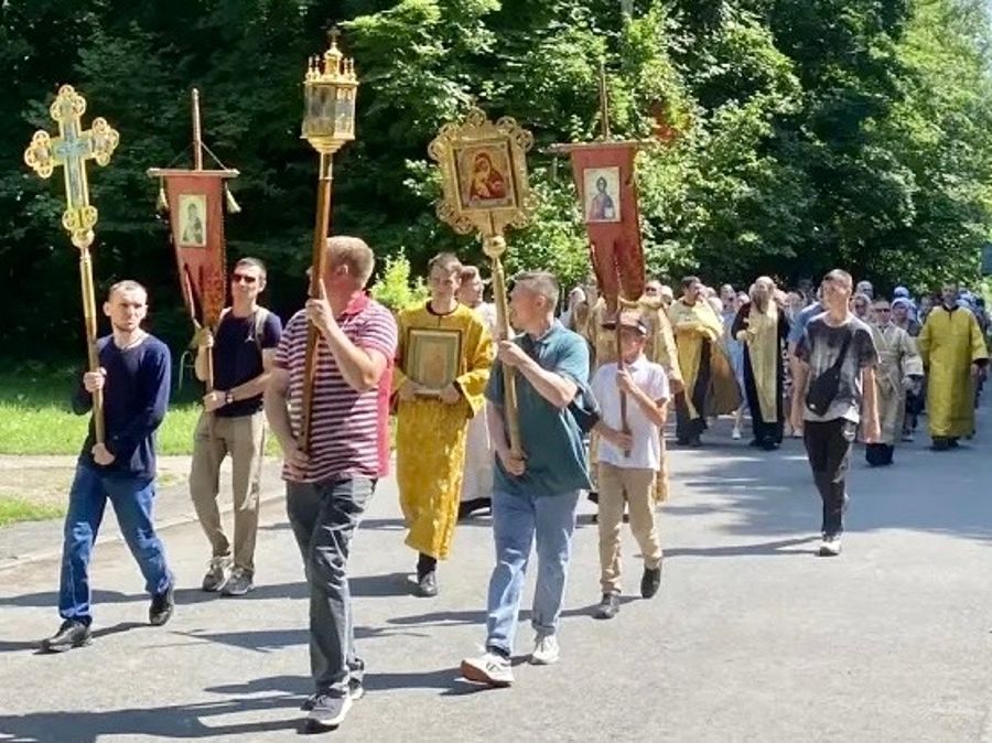Духовное единство: в Новочебоксарске прошел крестный ход в честь Дня Крещения Руси