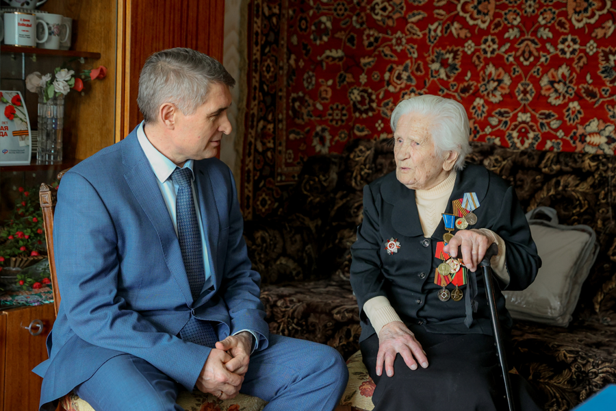 Пока жива память — живы герои: Глава Чувашии Олег Николаев поздравил 100-летнюю участницу войны