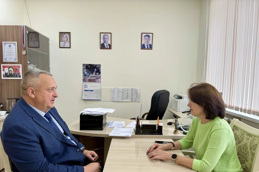 Уполномоченный по правам человека в Чувашской Республике Сергей Самостюк провел рабочую встречу со своим общественным помощником Эмилией Абакумовой