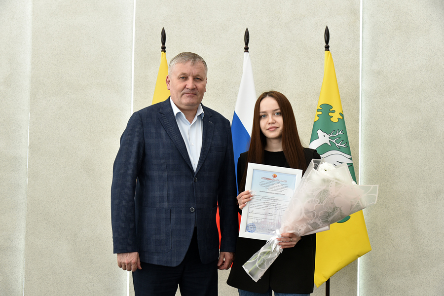 Глава Ибресинского муниципального округа Игорь Семёнов вручил сертификат о праве предоставление социальной выплаты на приобретение в собственность жилого помещения