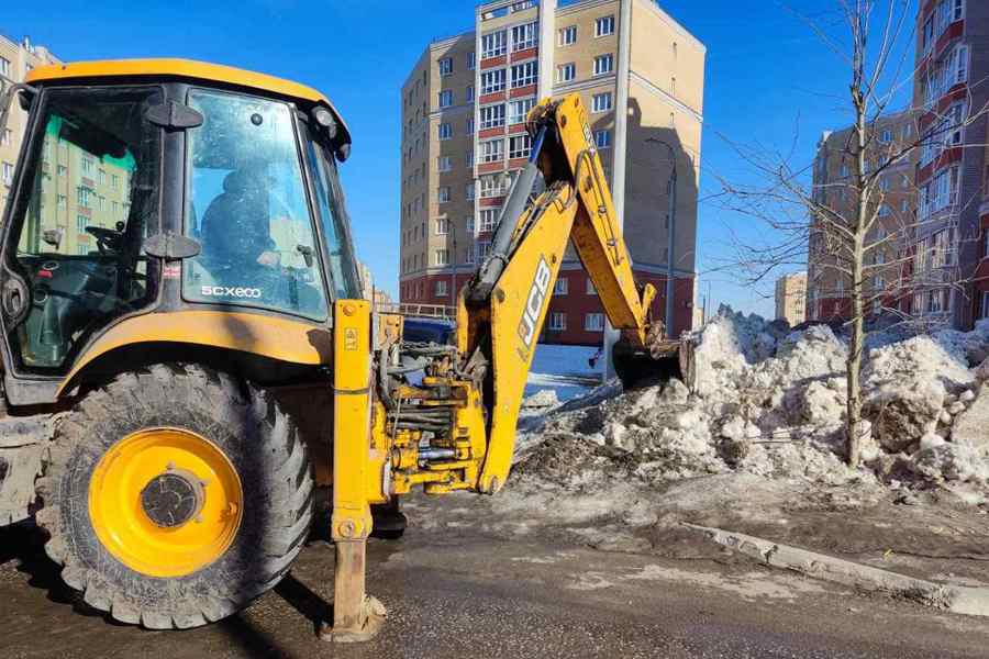 Жилищно-коммунальные службы г. Чебоксары проводят работы по ворошению снега