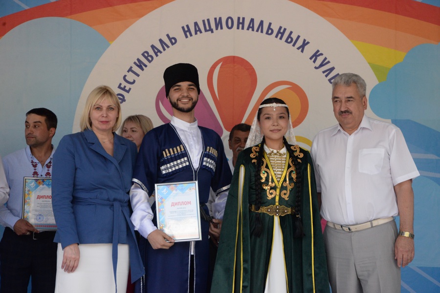 Фестиваль национальных культур «Радуга дружбы» стал подарком ко Дню России