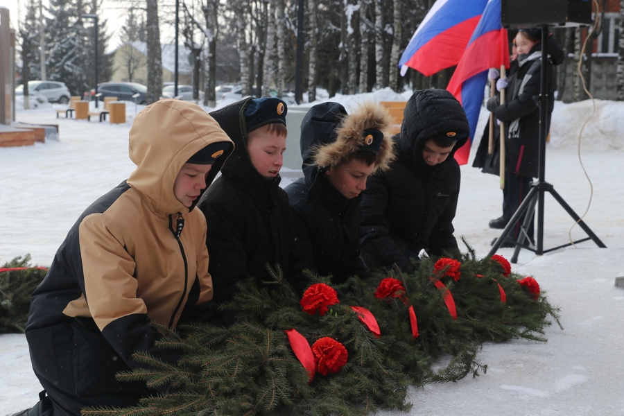 В преддверии празднования Дня защитника Отечества, в п. Кугеси состоялась торжественная церемония возложения цветов