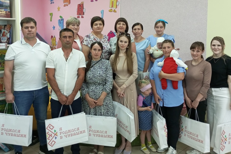 Вручение комплектов «Подарок новорожденному» семьям Батыревского муниципального округа