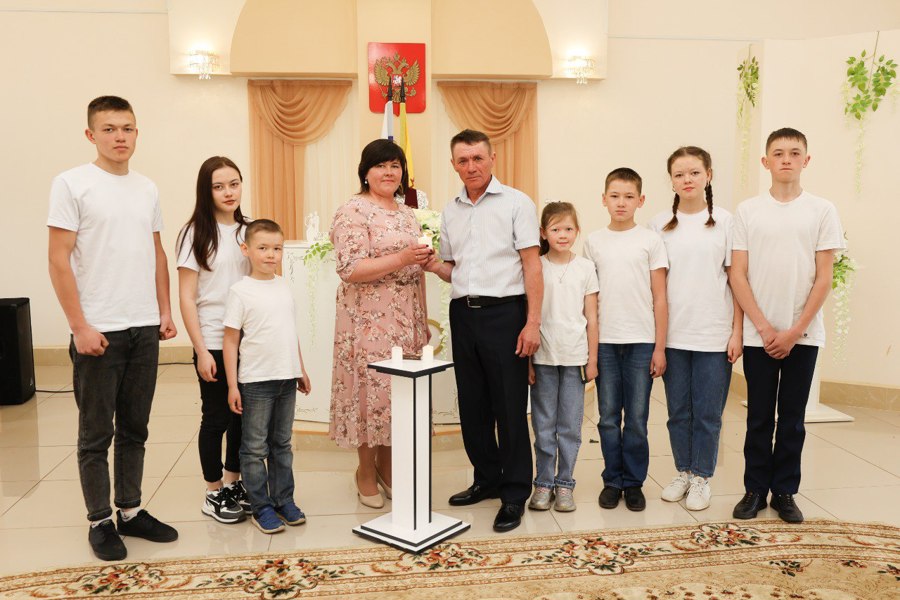 В отделе ЗАГС администрации Шемуршинского муниципального округа прошло чествование многодетной семьи Кузнецовых