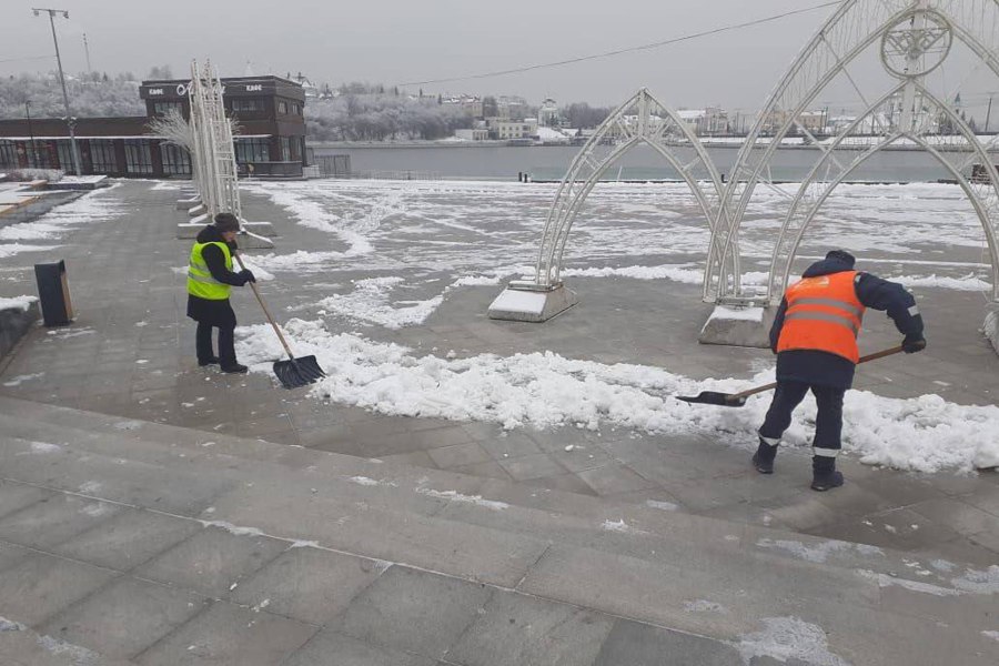 В Чебоксарах продолжаются антигололёдные мероприятия