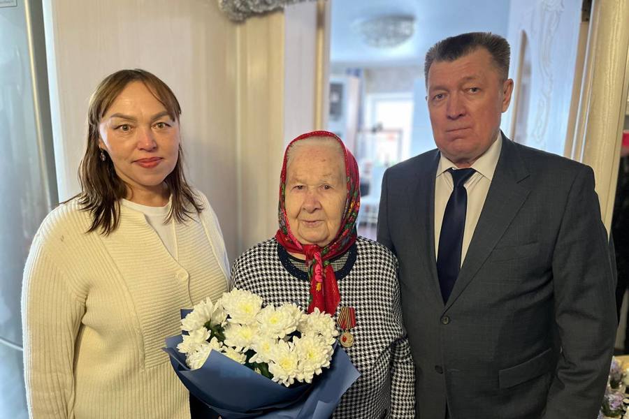 В Чебоксарах труженикам тыла вручили медали в честь 80-летия Победы в Великой Отечественной войне