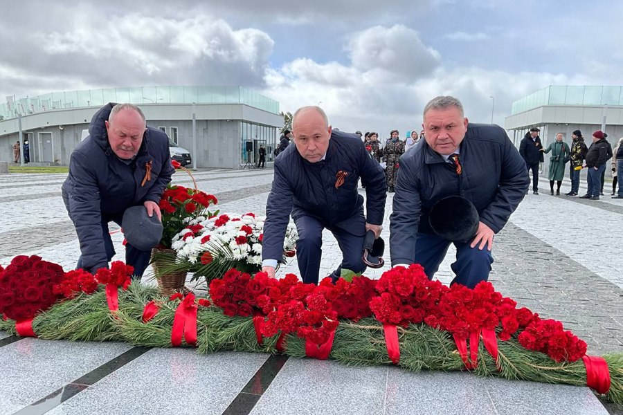 Глава Яльчикского муниципального округа Леонард Левый принял участие в церемонии возложения цветов к мемориалу «Строителям безмолвных рубежей»