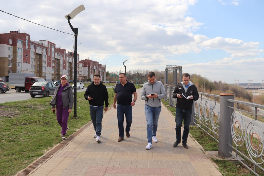 Проинспектировали дворовые территории, детские спортивные площадки и общественные пространства города, которые благоустроены в прошлом году и ранее