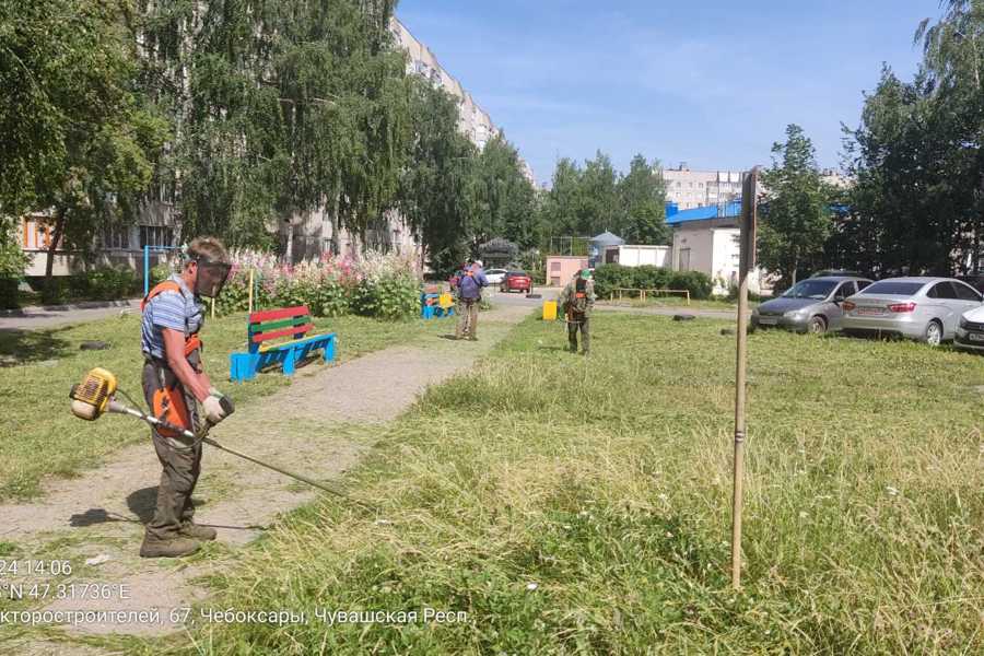 В Калининском районе г. Чебоксары продолжается покос травы