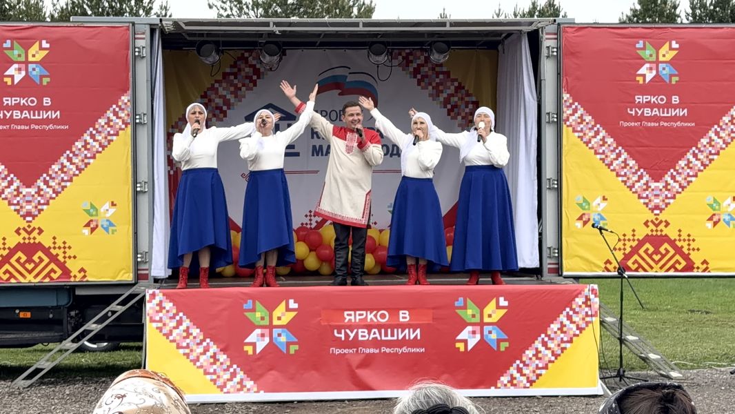 В деревне Новые Турмыши торжественно открыли творческий сезон «Домов культуры на колесах»