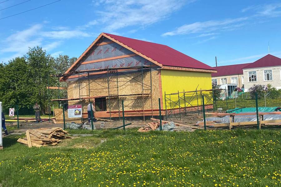 К новому фельдшерскому пункту в деревне Кзыл-Камыш подводят инженерные коммуникации