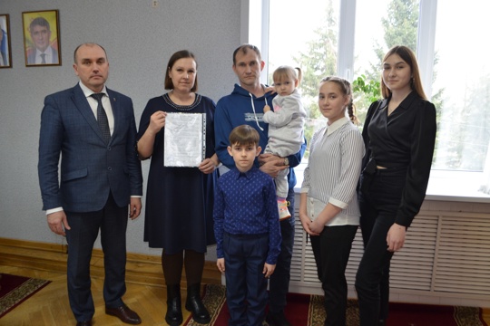 Многодетной семье Кудряшовых вручен жилищный сертификат