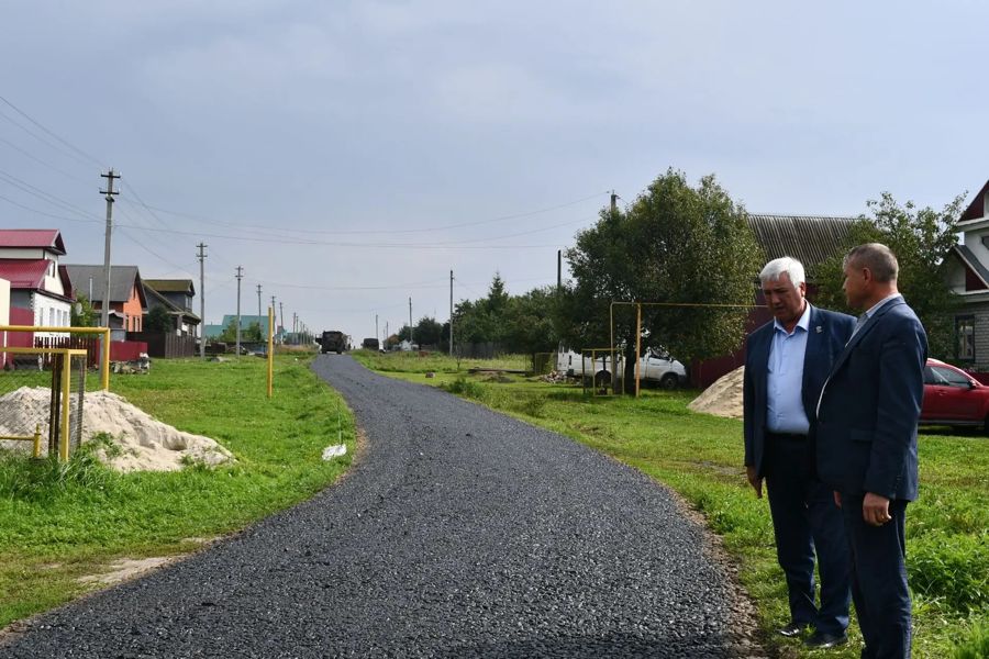 Ремонт дороги по улице Дружбы в селе Шемурша: ход работ проинспектировал ВРИП главы Шемуршинского округа Александр Сатеев