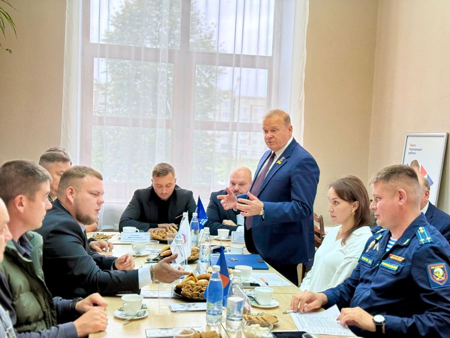 Депутат Виктор Горбунов провел в Шумерлинском округе встречи с участниками СВО и «серебряными волонтерами»