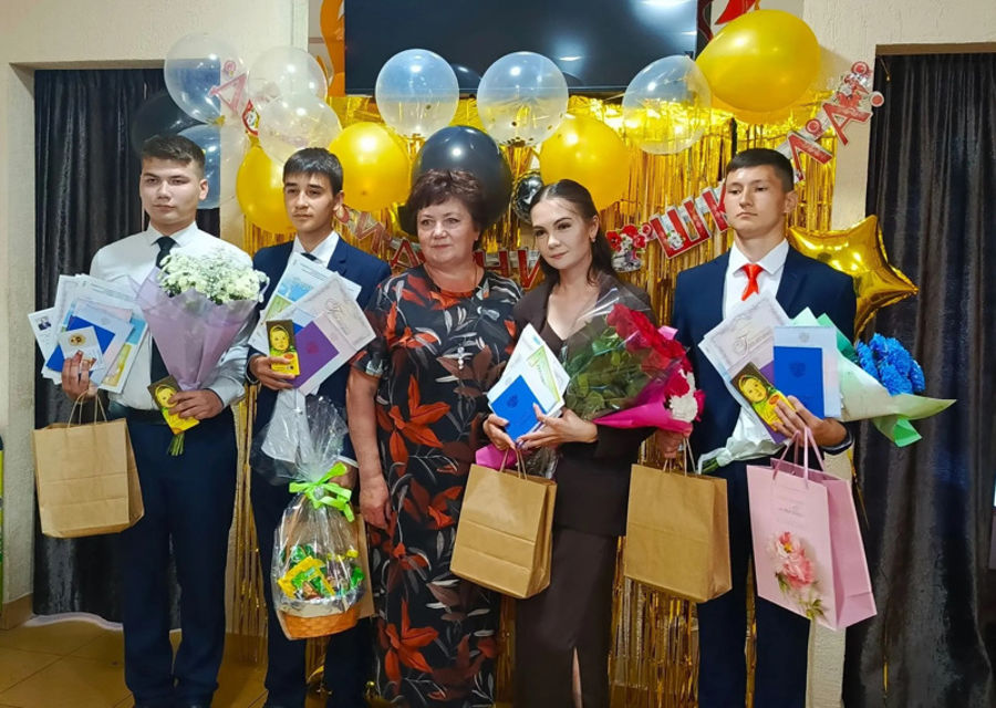 Выпускники Карабай‑Шемуршинской школы получили знаки ГТО — трое удостоены золота