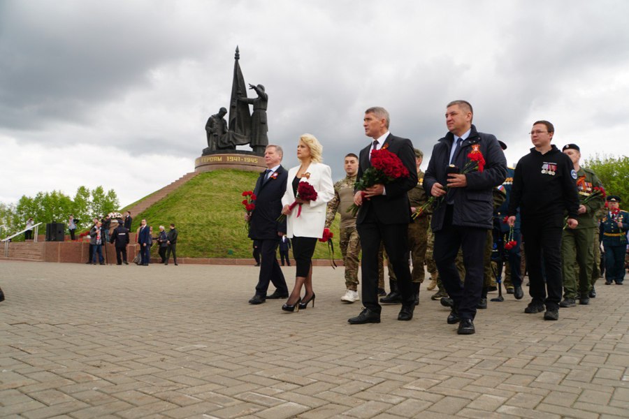 В День Победы на городском Мемориале Славы возложили цветы