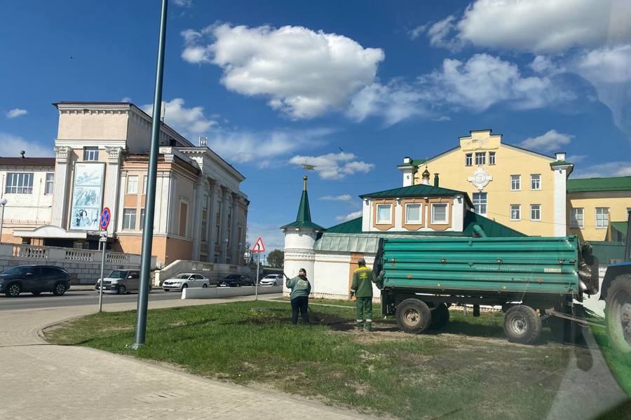 В Чебоксарах продолжаются текущие работы в парках, скверах и площадях