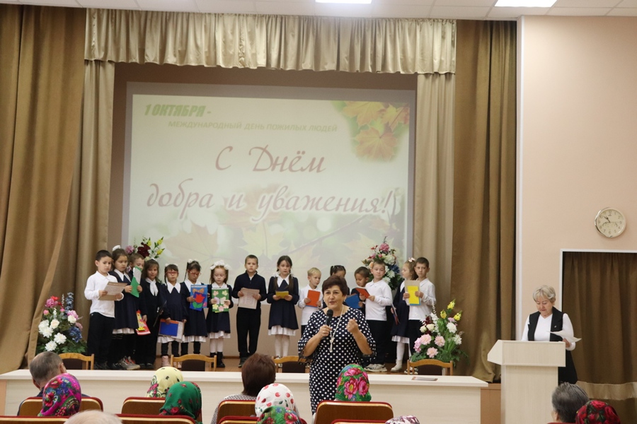Детский коллектив поздравил жителей дома-интерната