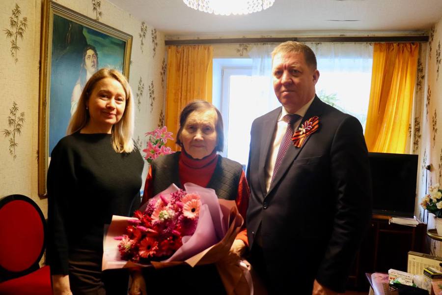 Сергей Павлов поздравил с наступающим Днем Победы ветерана Великой Отечественной войны, труженицу тыла Блинову Нину Игнатьевну