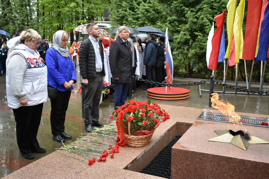 Поклонимся великим тем годам…