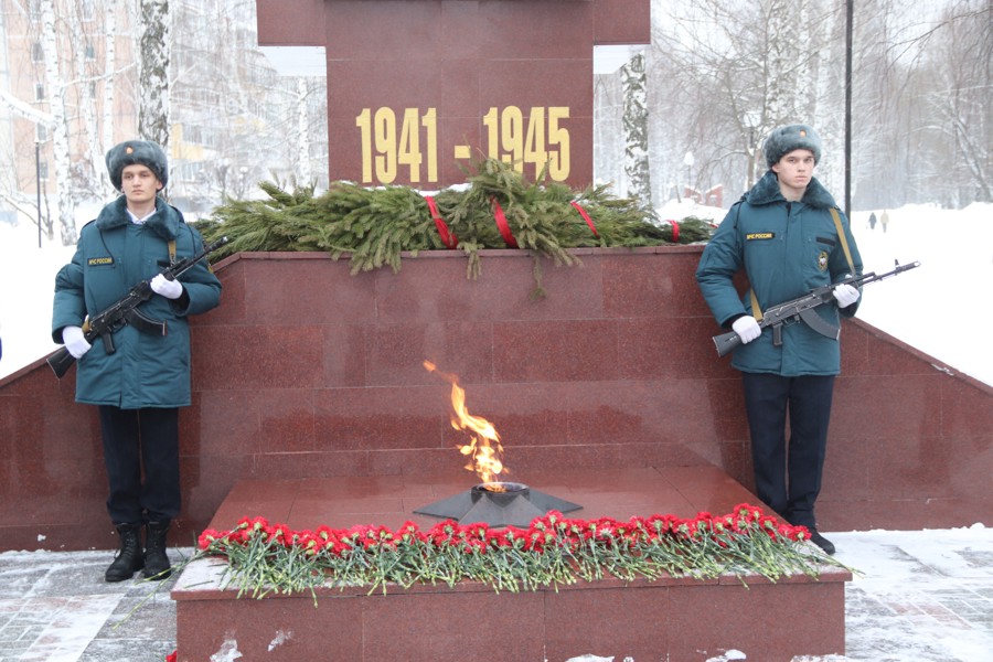 На Аллее Славы состоялось памятное мероприятие, посвященное победе советских войск над немецко-фашистскими войсками в Сталинградской битве