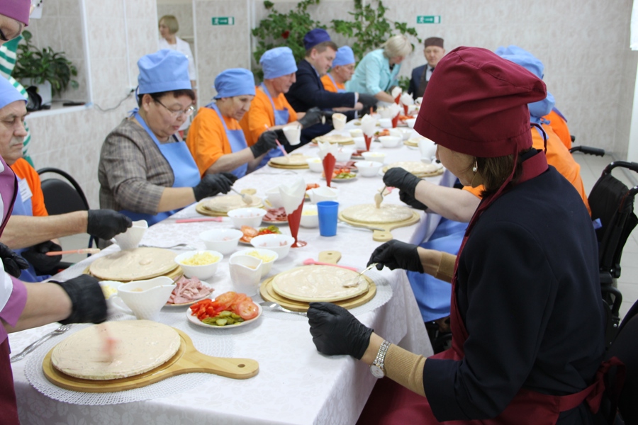 Алена Елизарова посетила мастер-класс по приготовлению пиццы вместе с подопечными Кугесьского дома-интерната для престарелых и инвалидов