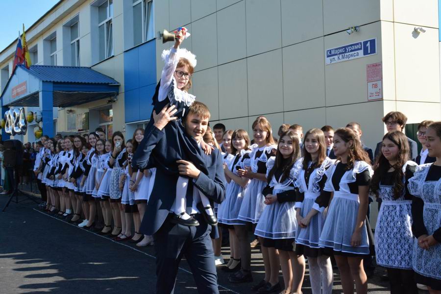 В Вурнарской школе №2 прозвенел первый звонок