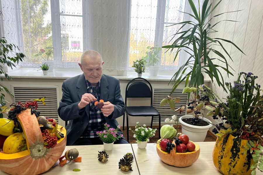 Выставку дары осени организовали в Батыревском центре социального обслуживания