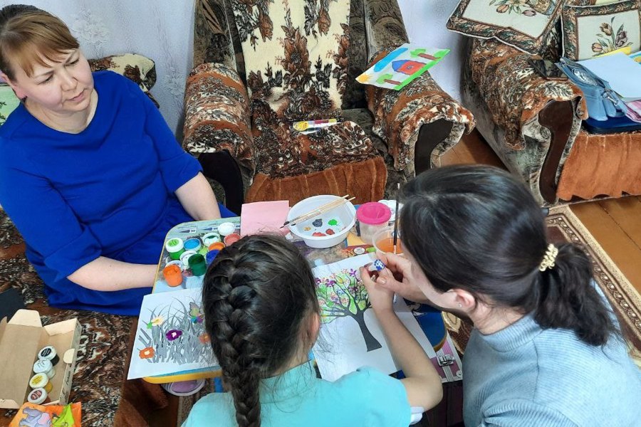 Специалисты  Моргаушского центра социального обслуживания провели  занятие на дому «Волшебные краски»