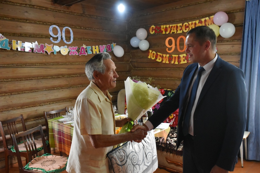 Алексей Людков поздравил уроженца д. Аттиково Михаила Петухова с 90-летним юбилеем