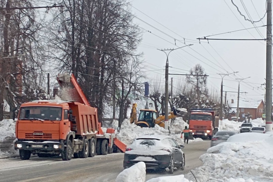На чебоксарских дорогах продолжаются снегоуборочные работы