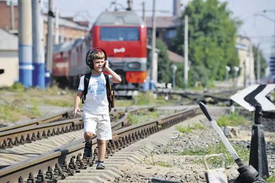 Комиссия по делам несовершеннолетних Ленинского района: переход железнодорожного полотна по рельсам является административным правонарушением
