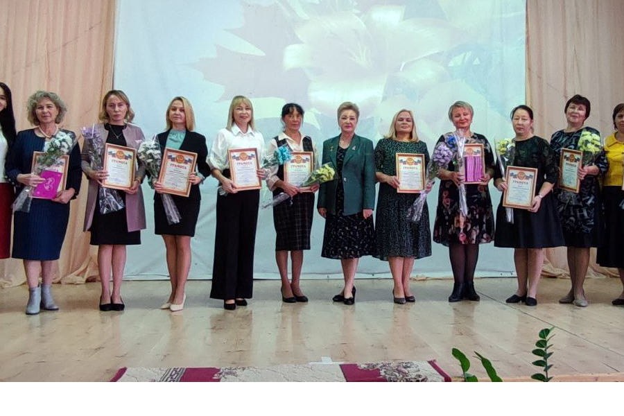 В Мариинско-Посадском округе поздравили педагогов и ветеранов отрасли