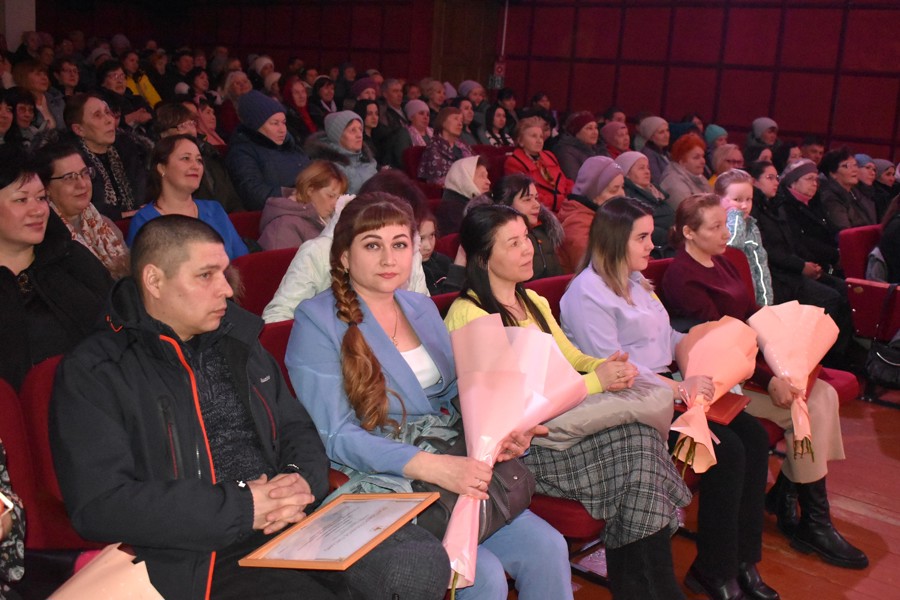 8 марта в Ядринском  Доме культуры прошел праздничный концерт «Женщине славу поем»,  посвященный Международному женскому дню.