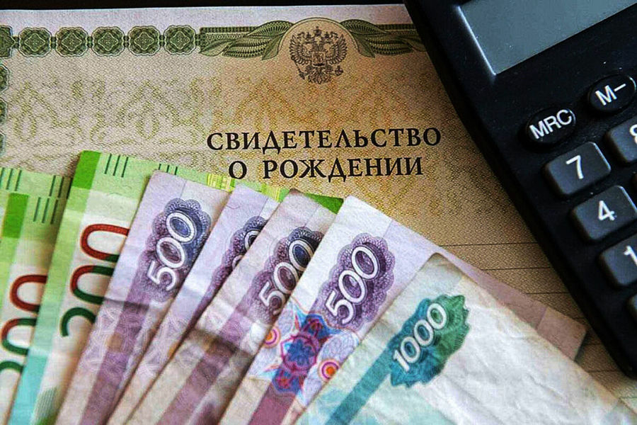 19,2 млн рублей направлено на выплату  денежной компенсации расходов на содержание ребенка, выплачиваемой опекунам (попечителям), приемным родителям