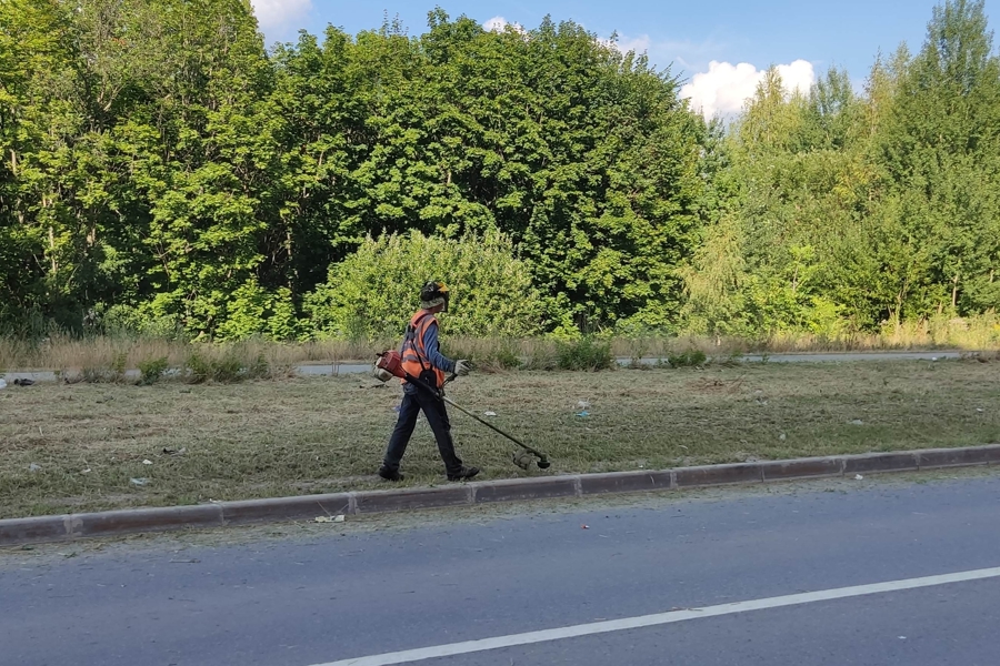 В Чебоксарах начался первый этап покоса травы