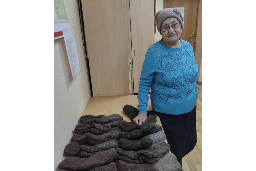 Жительница Батыревского округа вяжет носки для мобилизованных
